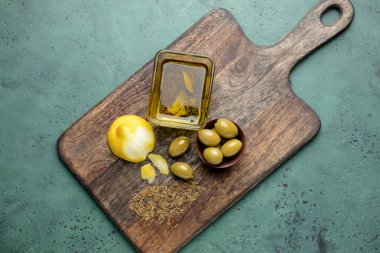 Renkli arka planda lezzetli zeytinyağı ve limon ile kase