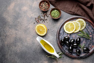 Gri masada lezzetli zeytinyağı, limon ve baharatlara sahip Gravy tekne