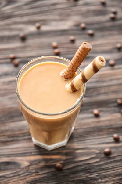 Bicchiere di gustoso caffè frappe sul tavolo di legno — Foto Stock