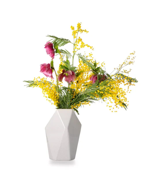 Beyaz arka planda vazo güzel Mimoza çiçekleri ile buket — Stok fotoğraf