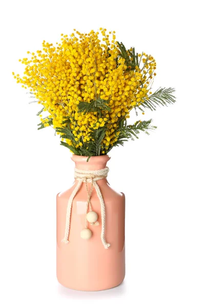 Florero con hermosas flores mimosas sobre fondo blanco — Foto de Stock