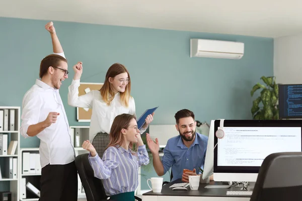 Glückliches Team von Programmierern im Büro — Stockfoto