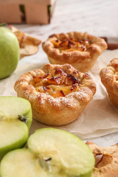 Tortas de maçã saborosas na mesa, close-up — Fotografia de Stock