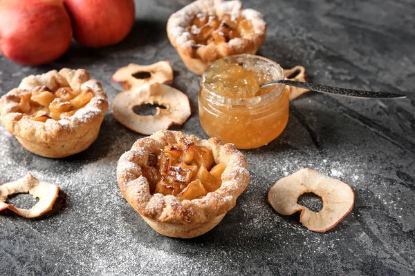 Вкусные яблочные пироги на сером столе — стоковое фото