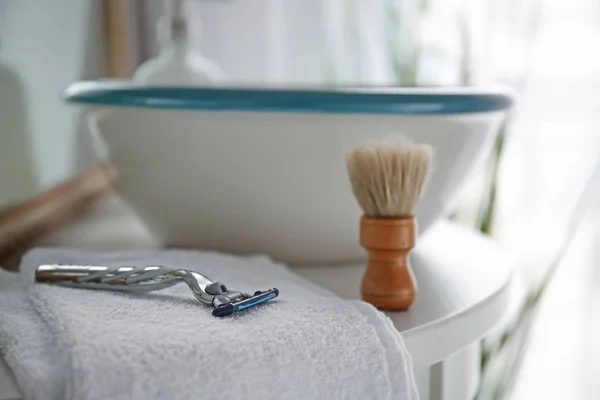 Banyoda masa üzerinde Razor ve tıraş fırçası ile havlu — Stok fotoğraf