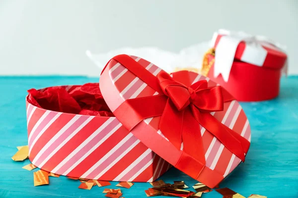 Gift box on color table — Stock Photo, Image