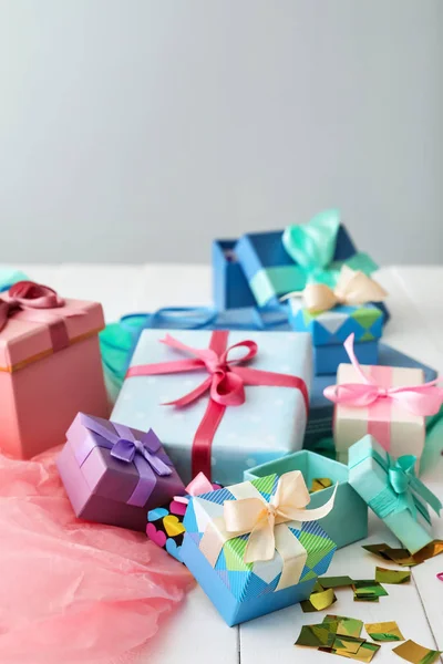 Diferentes cajas de regalo en mesa blanca — Foto de Stock