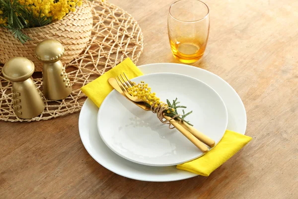 Mooie tafel setting met Mimosa bloemen op houten achtergrond — Stockfoto