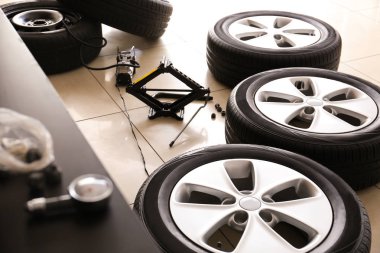 Otomobil servis merkezinde araba lastikleri enflasyonu