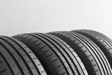 Işık arka planda araç lastikleri