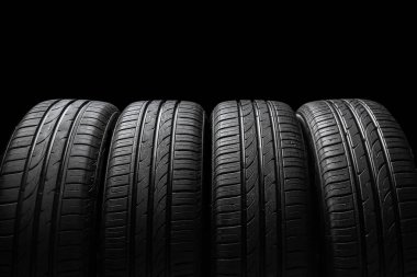 Siyah arka planda araba lastikleri