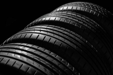 Karanlık arka planda araba lastikleri, çekim