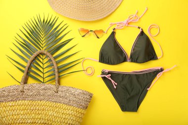 Renkli arka planda aksesuarlar ile kadın mayo