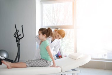 Rehabilitasyon merkezinde küçük kız ile çalışan fizyoterapist