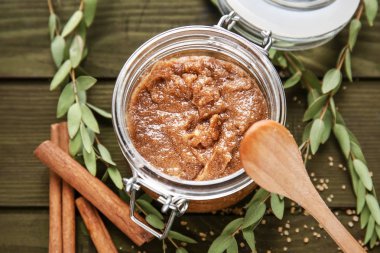 Ahşap masada şeker fırçalama ile jar