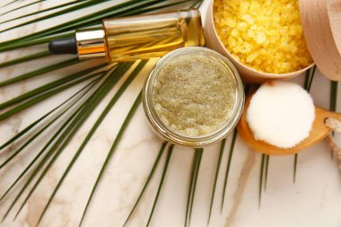 Hafif masada şeker fırçalama ve kozmetik ürünleri ile kavanoz