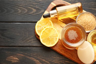 Ahşap masada malzemeler ile şeker fırçalayın