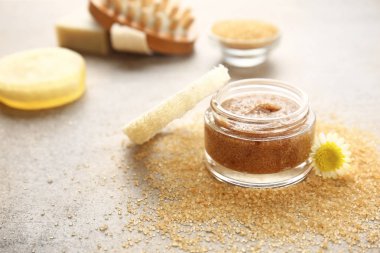 Gri masada şeker fırçalama ile jar