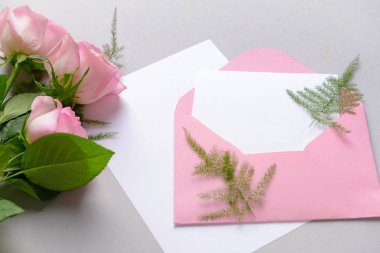 Gri arka planda davetiye mockup