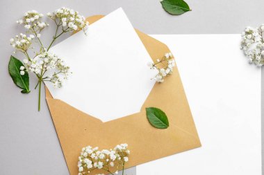 Gri arka planda davetiye mockup