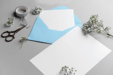 Gri arka planda davetiye mockup