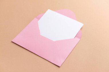 Renk arka planda davetiye mockup