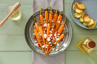 Masada lezzetli pişmiş havuç ile plaka