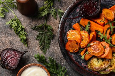 Koyu masada lezzetli pişmiş sebze ile plaka