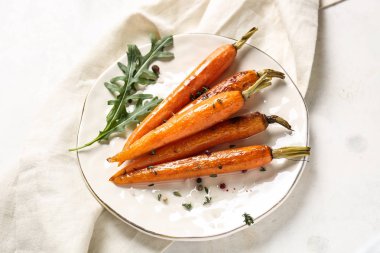 Masada lezzetli pişmiş havuç ile plaka