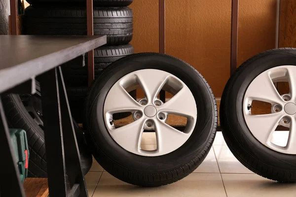 Neumáticos de automóviles en el centro de servicio de automóviles —  Fotos de Stock
