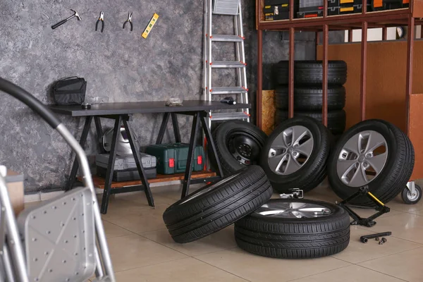 Neumáticos de automóviles en el centro de servicio de automóviles —  Fotos de Stock