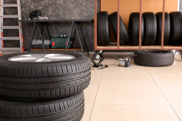 Pneus de carro no centro de serviço automóvel — Fotografia de Stock