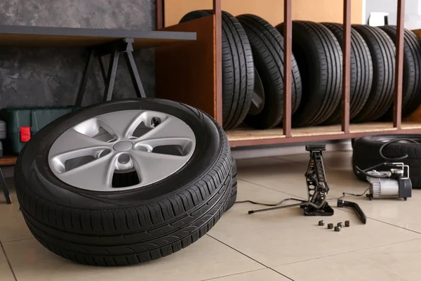 Inflação de pneu de carro no centro de serviço de automóvel — Fotografia de Stock