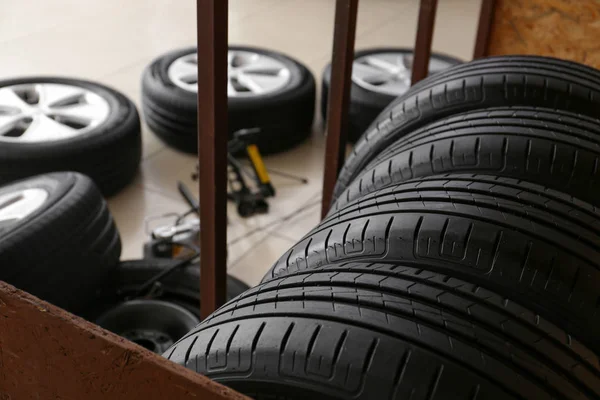 Neumáticos de automóviles en el centro de servicio de automóviles, primer plano —  Fotos de Stock