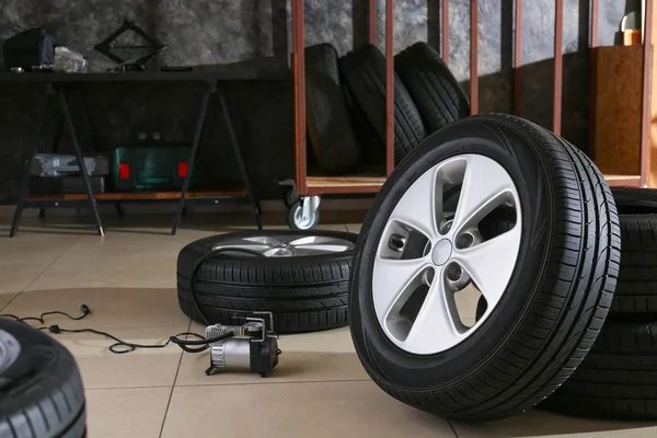 Inflación de neumáticos de automóviles en el centro de servicio de automóviles —  Fotos de Stock