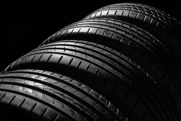 어두운 배경, 근접 촬영에 자동차 타이어 — 스톡 사진