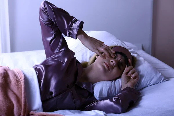 Woman suffering from insomnia at night — Stock Photo, Image