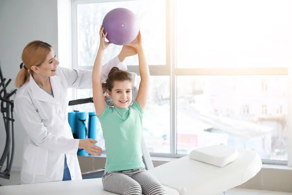 Physiotherapist working with little girl in rehabilitation center — Stock Photo, Image