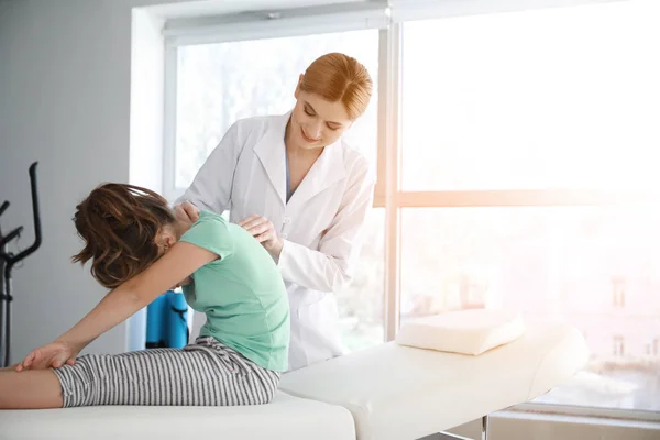 Physiotherapeutin arbeitet mit kleinem Mädchen im Reha-Zentrum — Stockfoto