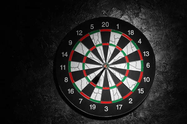 Dartboard med hit bullseye på mörk bakgrund — Stockfoto