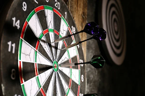 Dart ile dartboard, çekim — Stok fotoğraf