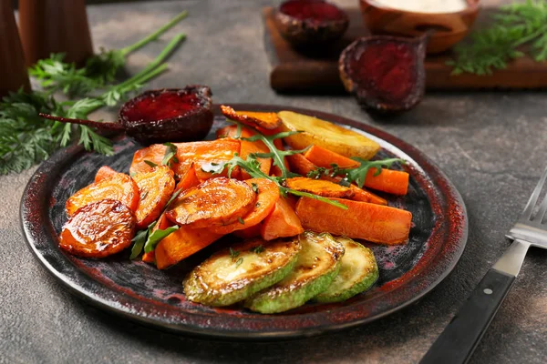 Plate with tasty cooked vegetables on dark table — Stock Photo, Image