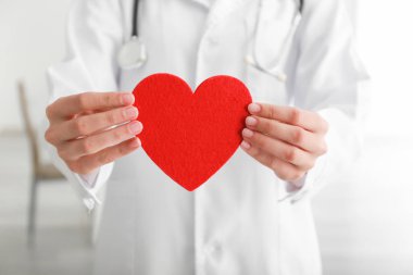 Klinikte kırmızı kalpli bir kardiyolog.