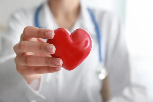 Kardiologe mit rotem Herz in Klinik, Nahaufnahme — Stockfoto