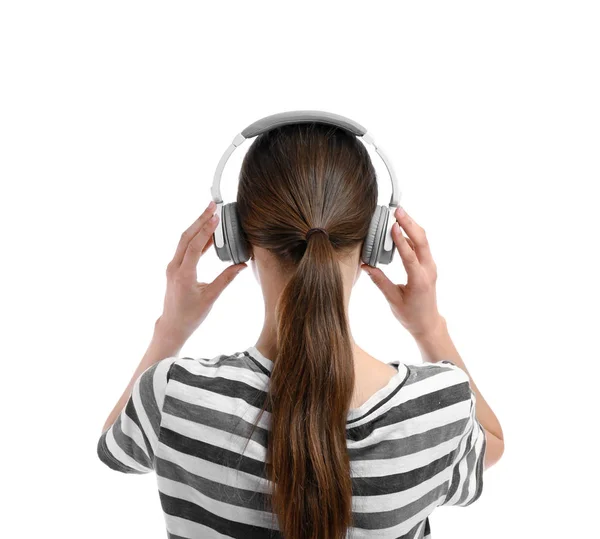 Jeune femme avec écouteurs écoutant de la musique sur fond blanc — Photo