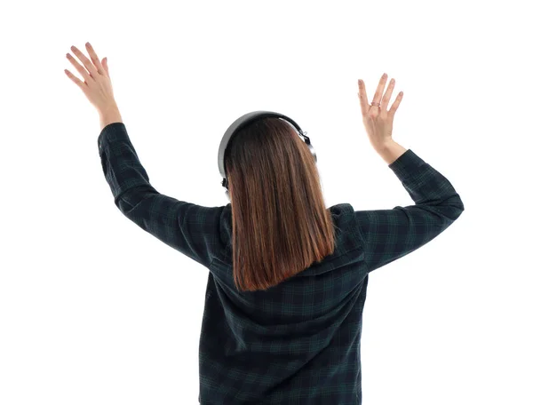 Ung kvinna med hörlurar lyssna på musik på vit bakgrund — Stockfoto