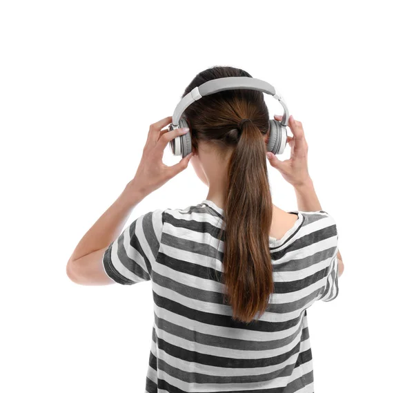 Jeune femme avec écouteurs écoutant de la musique sur fond blanc — Photo