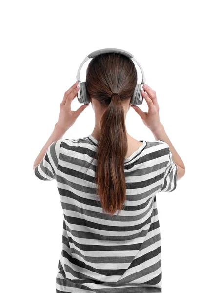 Jeune femme avec écouteurs écoutant de la musique sur fond blanc — Photo