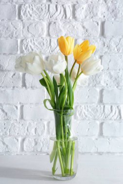 Tuğla duvar yakın masada güzel lale buket