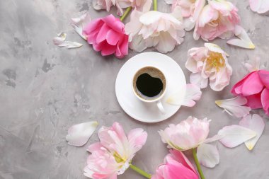 Grunge arka planda kahve fincan ile güzel laleler